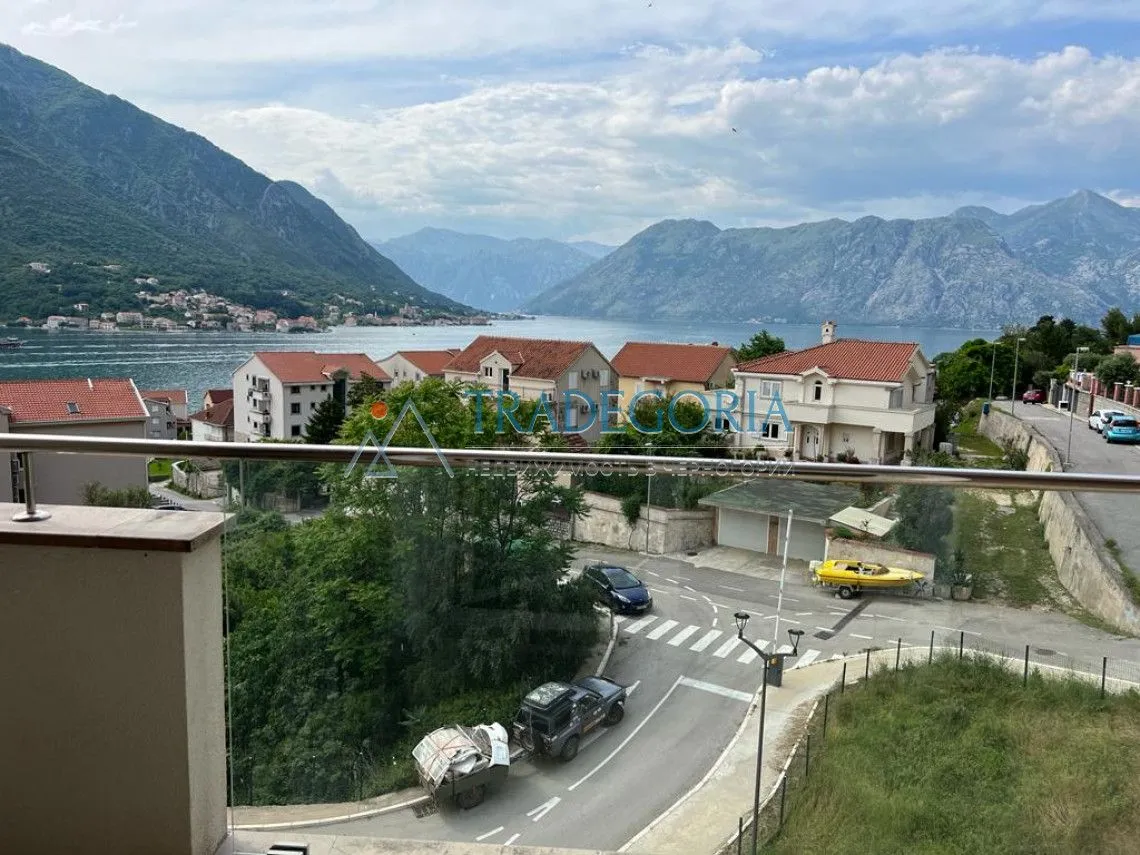 Prodaja, dvosoban stan, 108m², Dobrota, Kotor