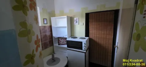 Manja kuhinja sa šporetom, policama i sudoperom. - image 6