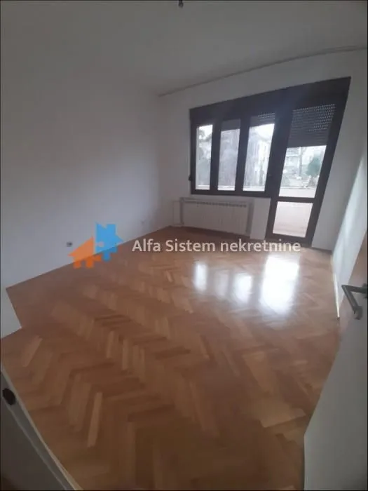 Empty room with parquet flooring and access to the terrace.