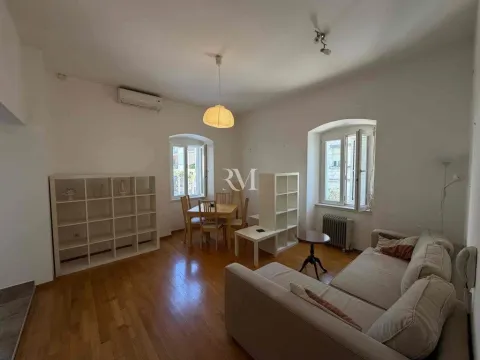 Spacious living room with a dining area and seating set. - image 9