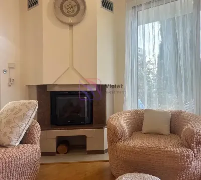 Dnevna soba sa kaminom i foteljama. - image 7