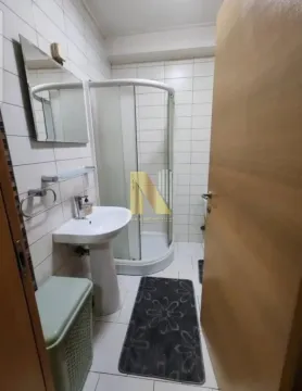 Manje kupatilo sa tuš kabinom, umivaonikom i ogledalom. - image 8