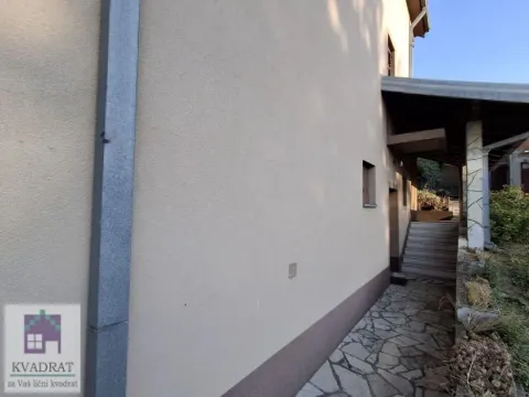 Bočna fasada kuće sa stazom i ulazom. - image 24