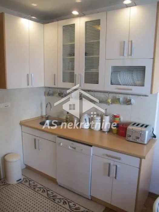 Izdavanje, trosoban stan, 90m², Savski Venac, Beograd