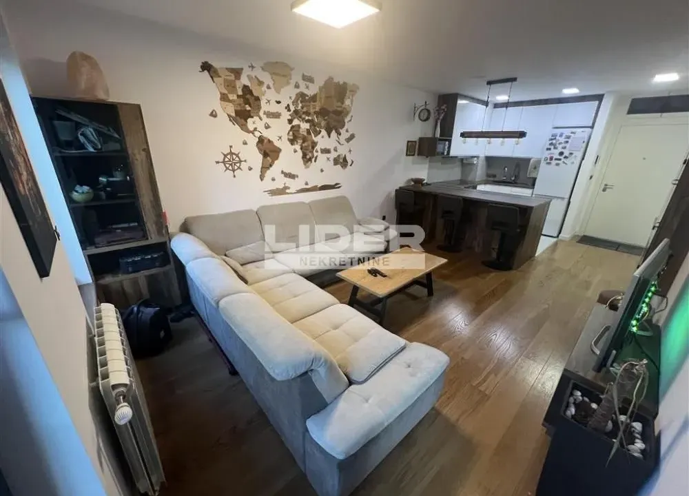 Izdavanje, trosoban stan, 67m², Zemun Sve Podlokacije, Beograd