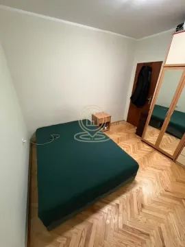 Spavaća soba sa bračnim krevetom, ormanom i parketom. - image 3