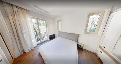 Svjetla spavaća soba sa bračnim krevetom, garderoberom i izlazom na balkon. - image 6