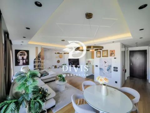 Dnevni boravak sa trpezarijom i modernim plafonskim osvetljenjem. - image 5