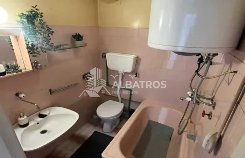 Manje kupatilo sa kadom, umivaonikom i toaletom u starijem stilu. - image 9