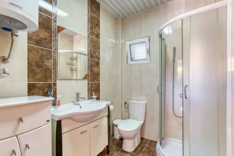 Kupatilo opremljeno umivaonikom, WC šoljom i tuš kabinom. - image 30