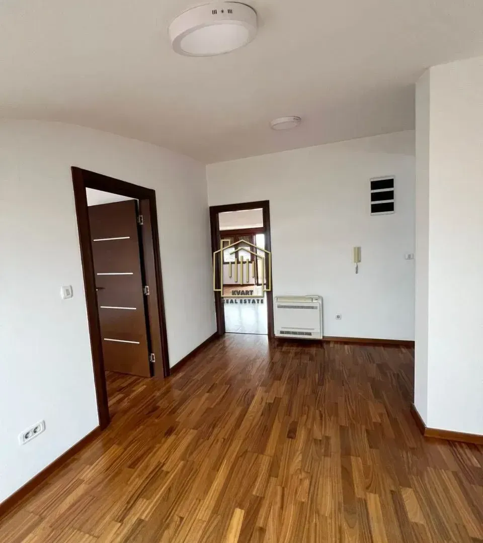 Prodaja, četvorosoban stan, 220m², Preko Morače, Podgorica