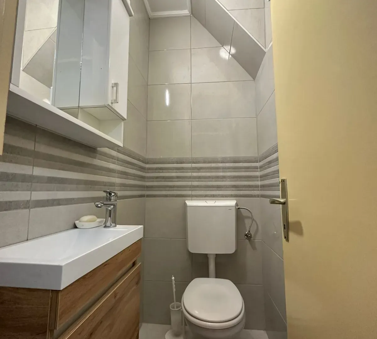 Izdavanje, dvosoban stan, 70m², Gintaš, Podgorica