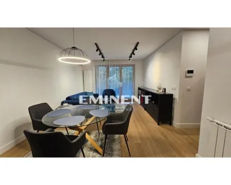 Dnevna soba sa trpezarijskim delom i modernim nameštajem. - image 3