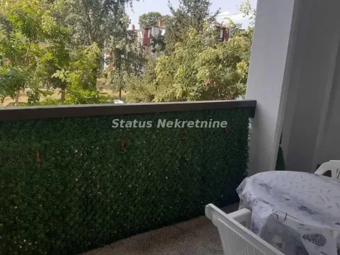 Manji namešteni balkon sa pogledom na zelenilo i drveće. - image 9