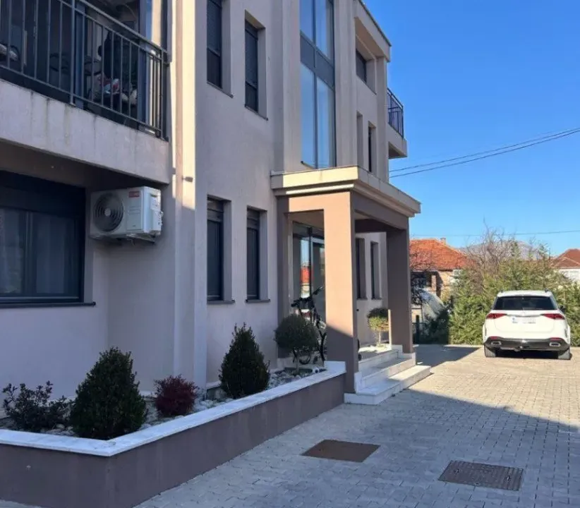 Izdavanje, četvorosoban stan, 150m², Tološi, Podgorica