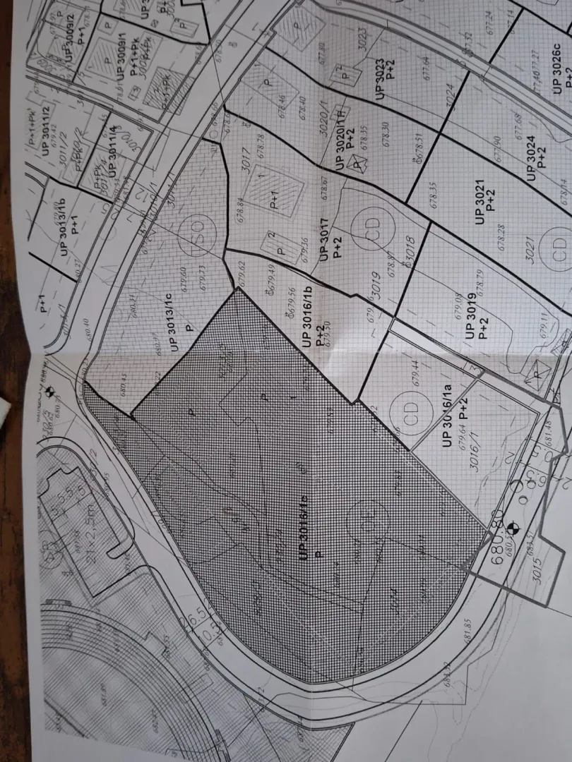 Katastarski plan sa označenim urbanističkim parcelama.