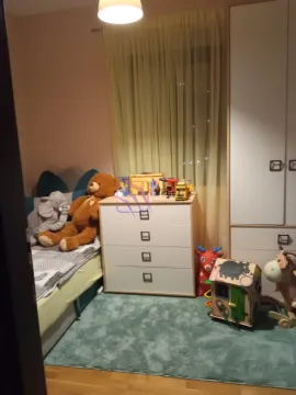 Dječja soba sa krevetom, komodom, ormarom i igračkama. - image 16