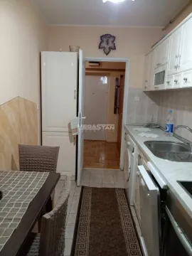 Manja kuhinja sa trpezarijskim stolom i belim elementima. - image 9