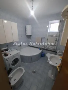 Kupatilo opremljeno kadom, sanitarijama i veš mašinom. - image 9