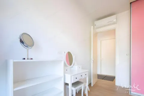 Spavaća soba sa bijelim namještajem, ogledalom i plakarom u roza boji. - image 14