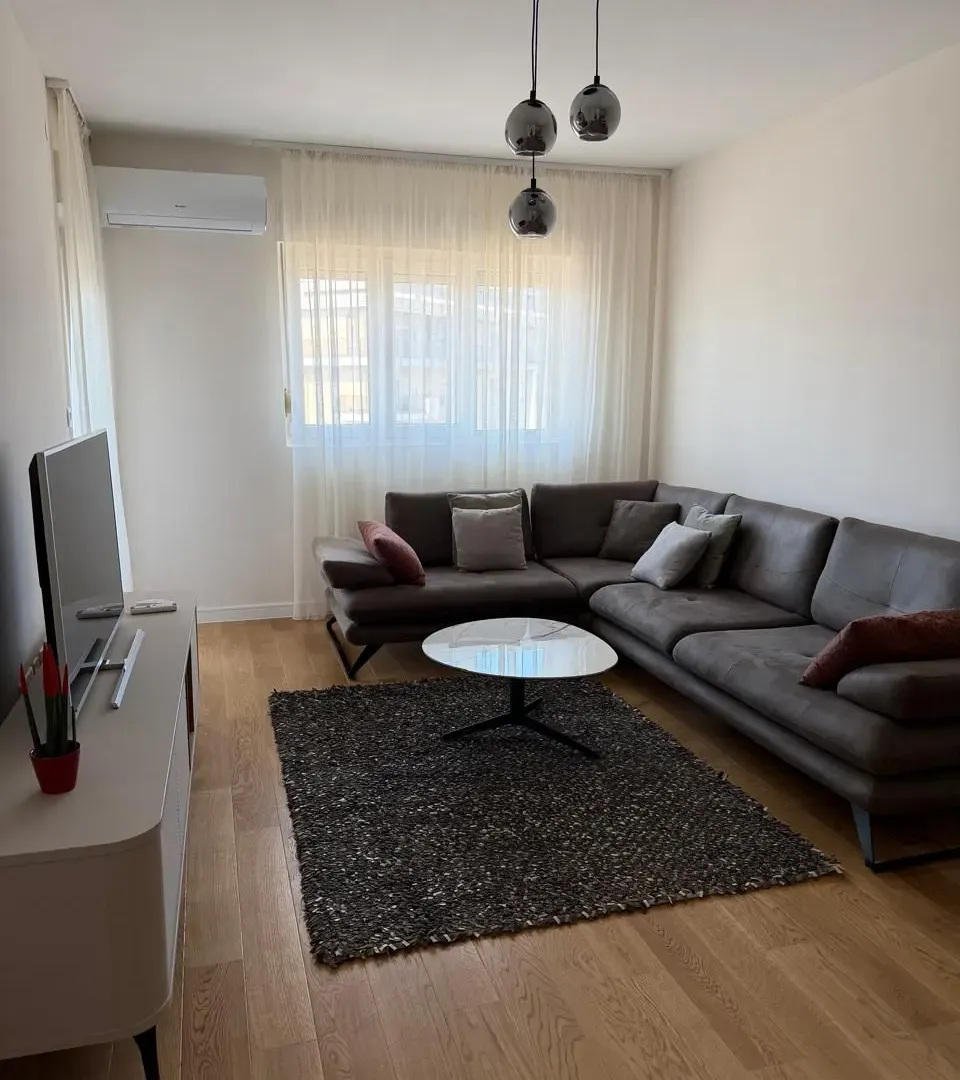 Izdavanje, jednosoban stan, 49m², Central Point, Podgorica