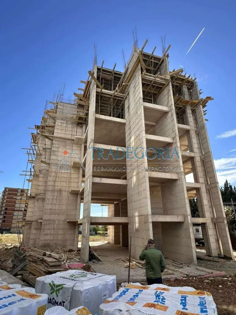 Stambena zgrada u izgradnji sa betonskom konstrukcijom.