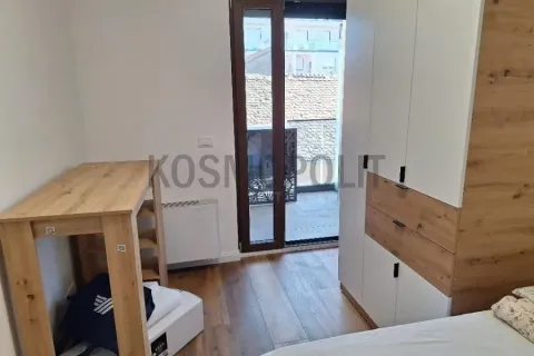 Spavaća soba sa krevetom, garderoberom, radnim stolom i izlazom na terasu. - image 9
