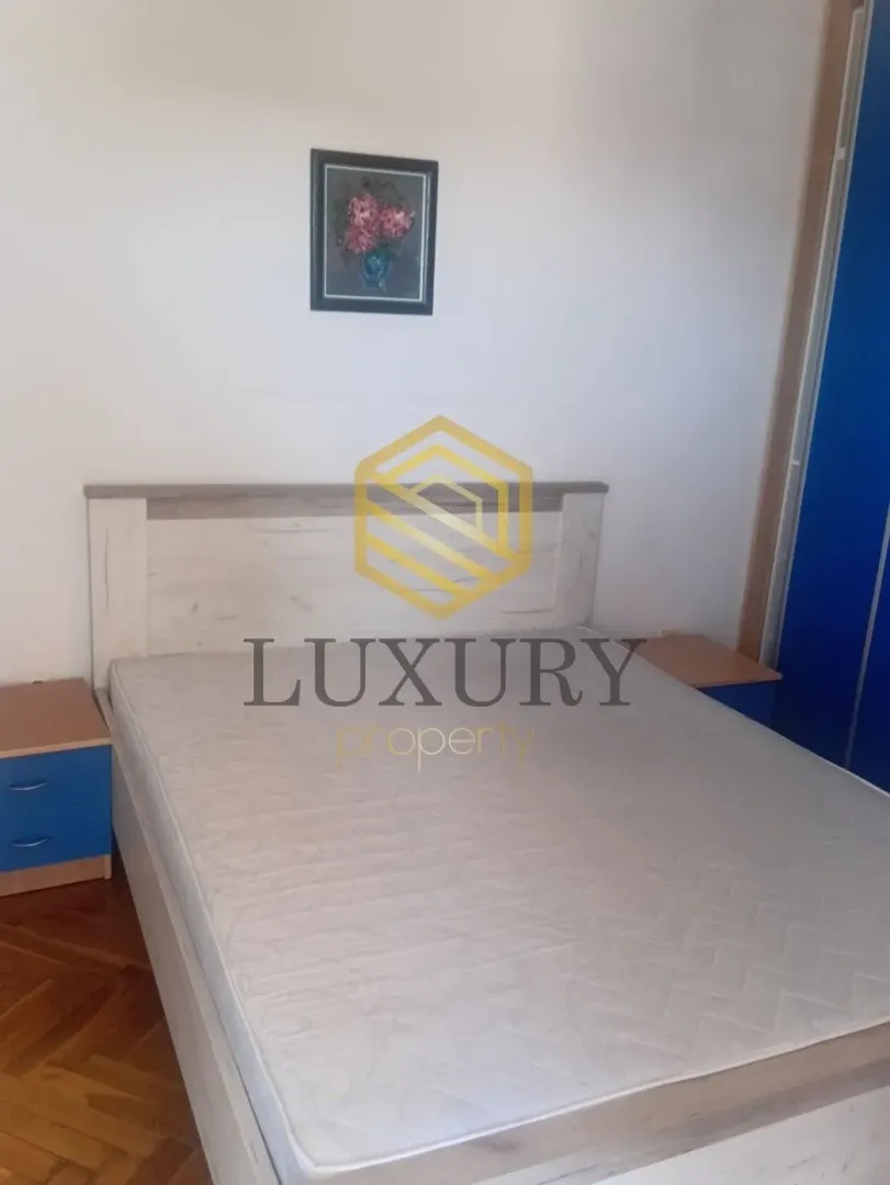 Bedroom with a double bed and nightstands.