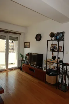 Dnevna soba sa drvenim podom, TV komodom i izlazom na terasu. - image 7