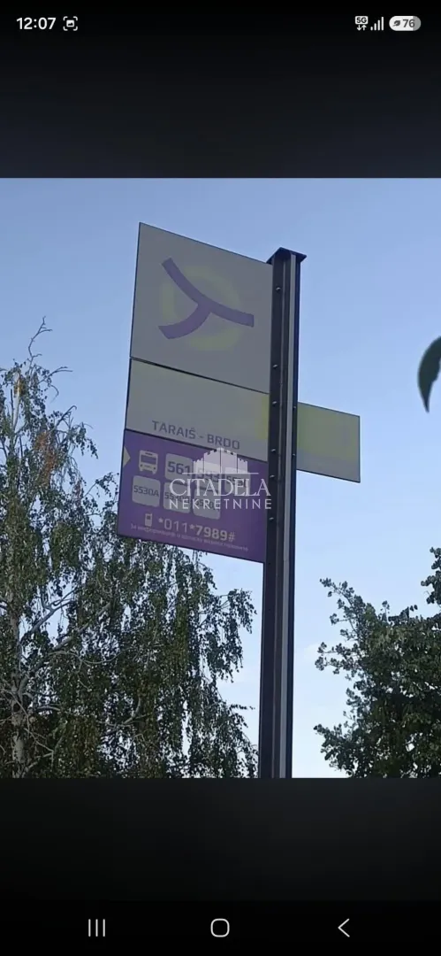 Znak autobuskog stajališta sa nazivom lokacije.