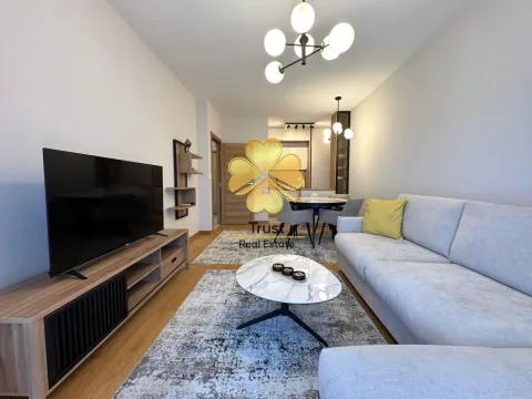 Moderan dnevni boravak sa garniturom, TV-om i trpezarijom u pozadini. - image 3