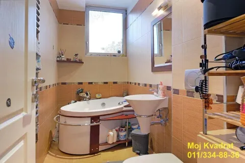 Kupatilo opremljeno ugaonom kadom, umivaonikom i zidnim ogledalom. - image 15