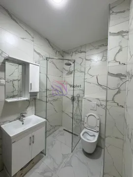 Moderne kupatilo sa tuš kabinom, umivaonikom i wc šoljom obloženo pločicama sa mermernim dezenom. - image 15