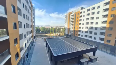 Pogled sa terase na dvorište i okolne stambene zgrade. - image 9