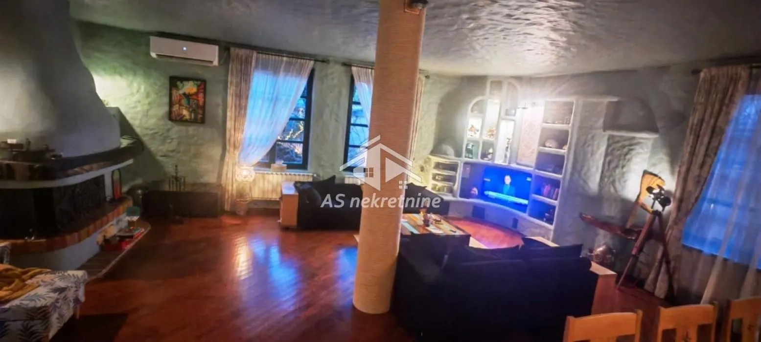 Izdavanje, kuća, 367m², Jajinci, Voždovac Sve Podlokacije