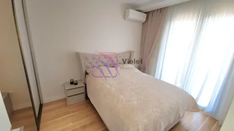 Namještena spavaća soba sa bračnim krevetom, noćnim ormarićem i ugradnim ormarom. - image 9