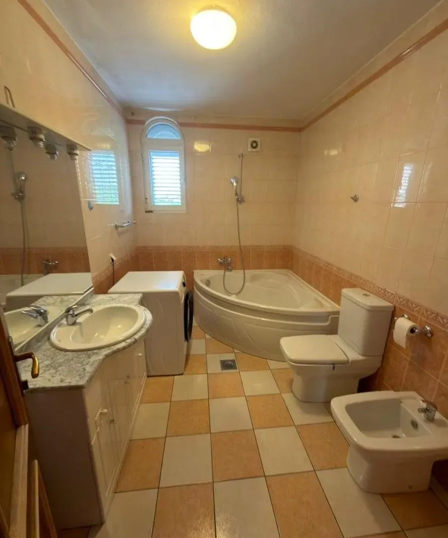 Rent, house, 450m², Zlatica, Podgorica