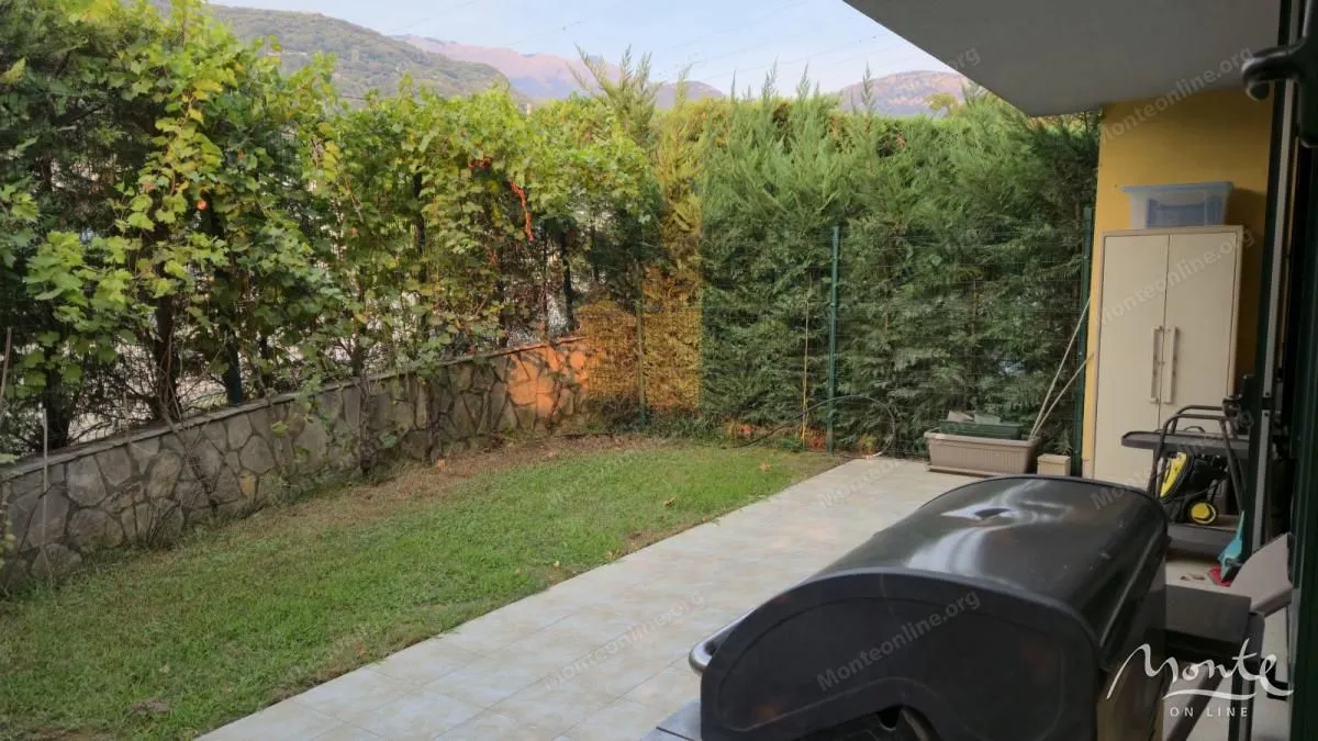 Privatno dvorište sa terasom i pogledom na zelenilo.