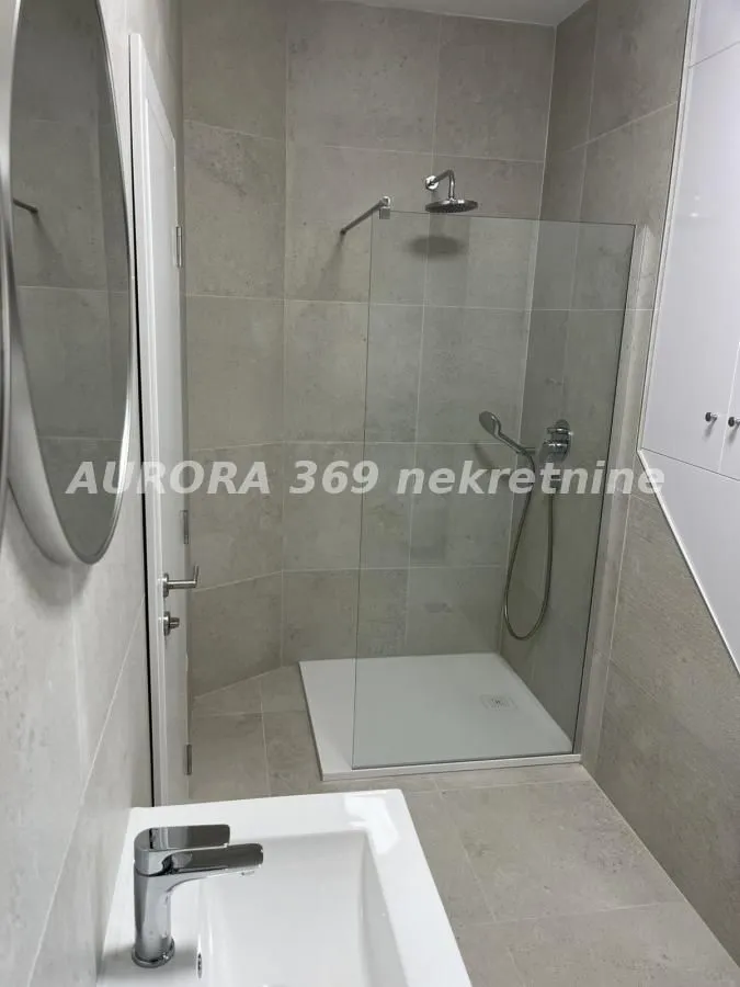 Izdavanje, kuća, 247m², Sremska Kamenica, Petrovaradin