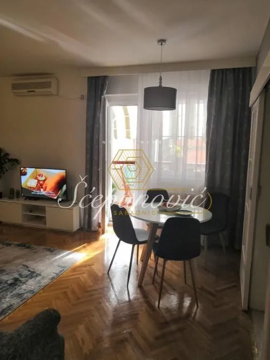 Izdavanje, dvosoban stan, 64m², Centar, Novi Sad