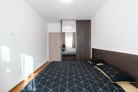 Uređena spavaća soba sa bračnim krevetom i ugradnim ormarom. - image 16