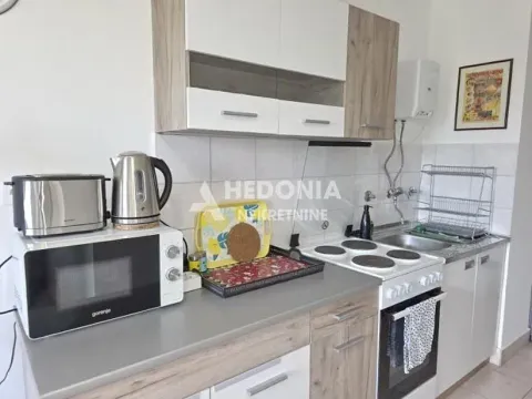Manja kuhinja opremljena osnovnim elementima i uređajima. - image 7