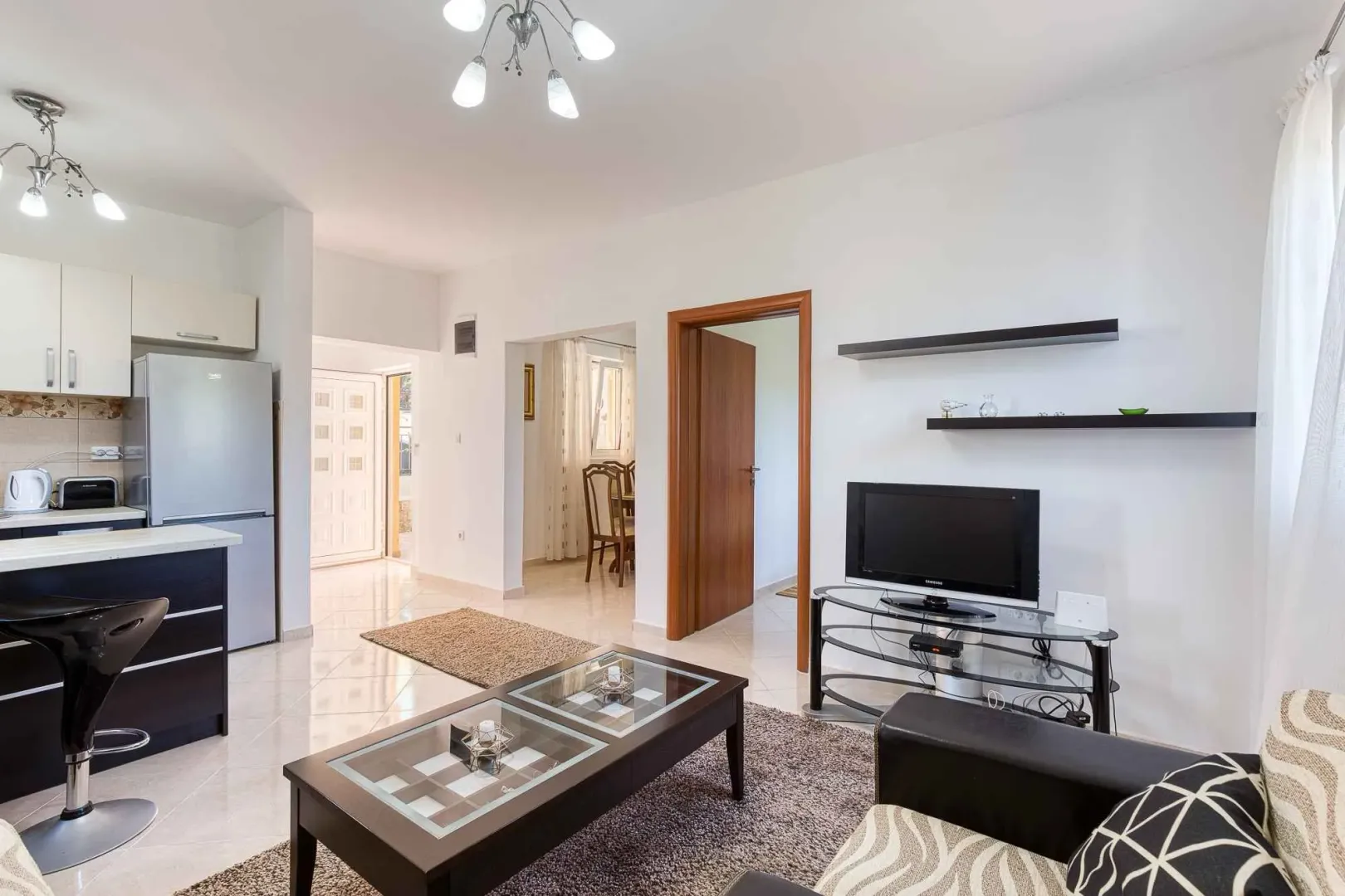 Dnevni boravak povezan sa kuhinjom i trpezarijom.