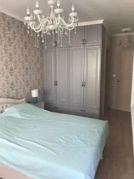 Svijetla spavaća soba sa velikim sivim ormarom i ukrasnim lusterom. - image 9