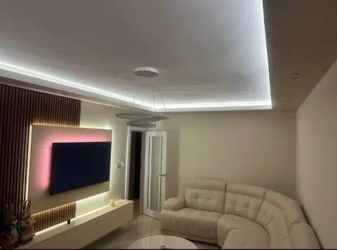 Moderan dnevni boravak sa garniturom i TV-om. - image 7