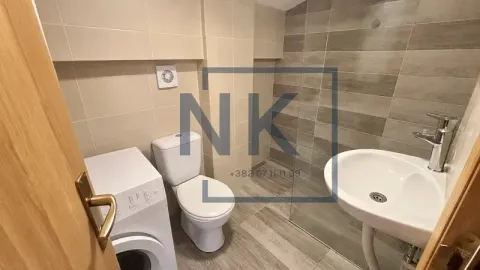 Kupatilo opremljeno tuš kabinom, umivaonikom, toaletom i veš mašinom. - image 4