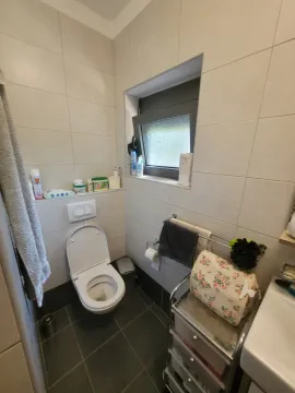 Manje kupatilo sa toaletom, umivaonikom i prozorom. - image 9