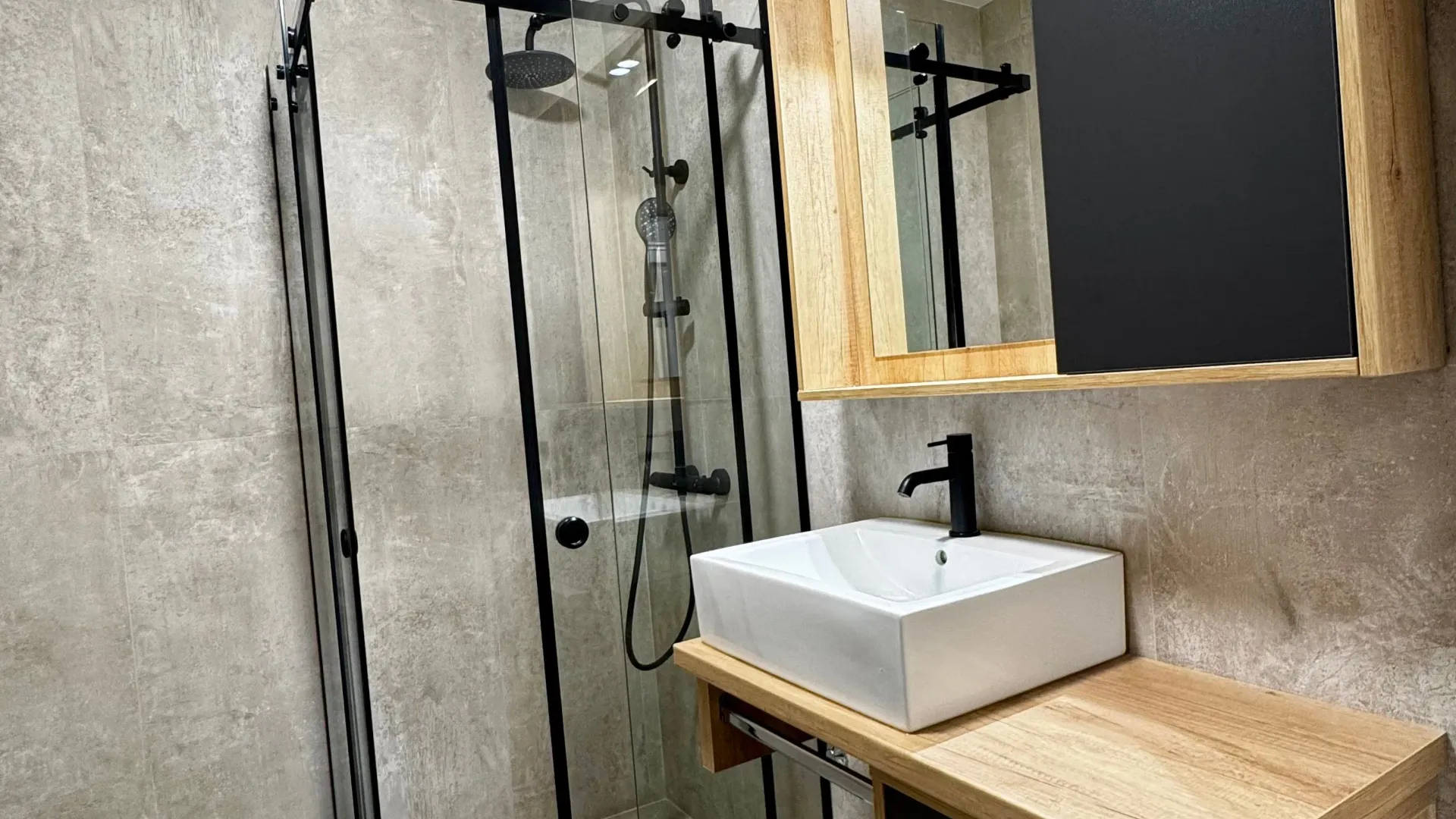 Izdavanje, jednosoban stan, 65m², Tološi, Podgorica
