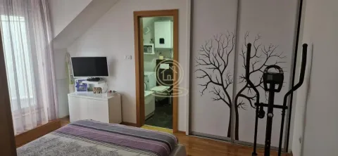 Spavaća soba sa krevetom, ormanom i televizorom, sa pogledom na kupatilo. - image 18