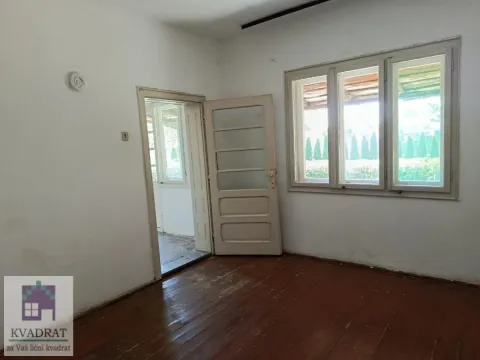 Prazna prostorija sa drvenim podom, belim zidovima, prozorom i vratima koja vode u hodnik. - image 14